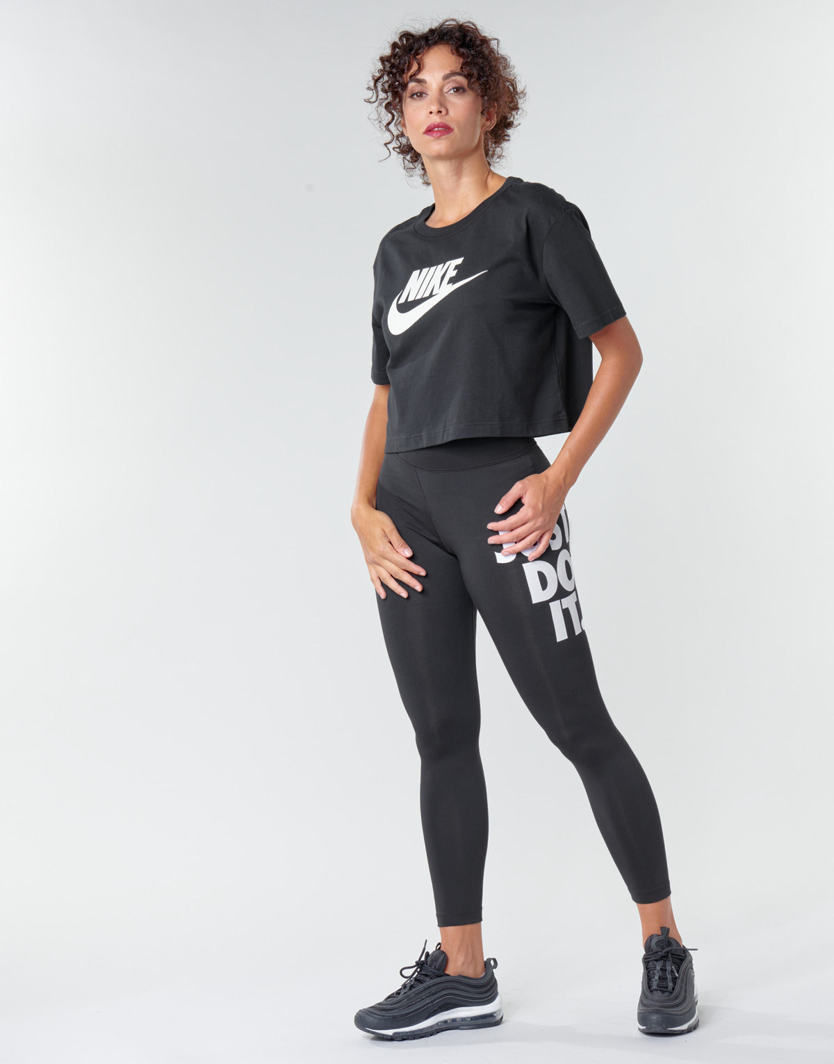 T-shirt Donna Nike  W NSW TEE ESSNTL CRP ICN FTR  Nero