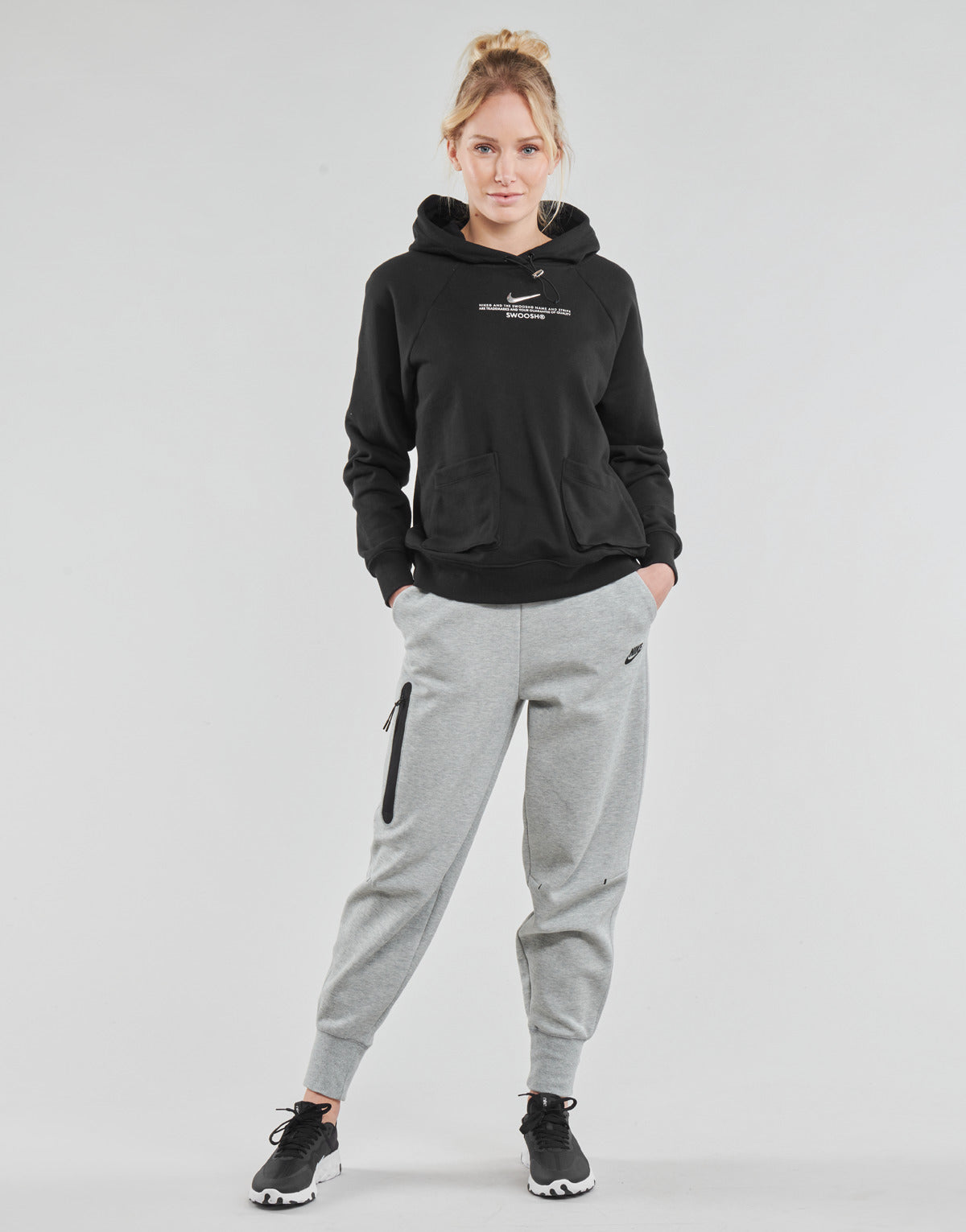 Pantaloni Sportivi Donna Nike NSTCH FLC ESSNTL HR PNT Grigio