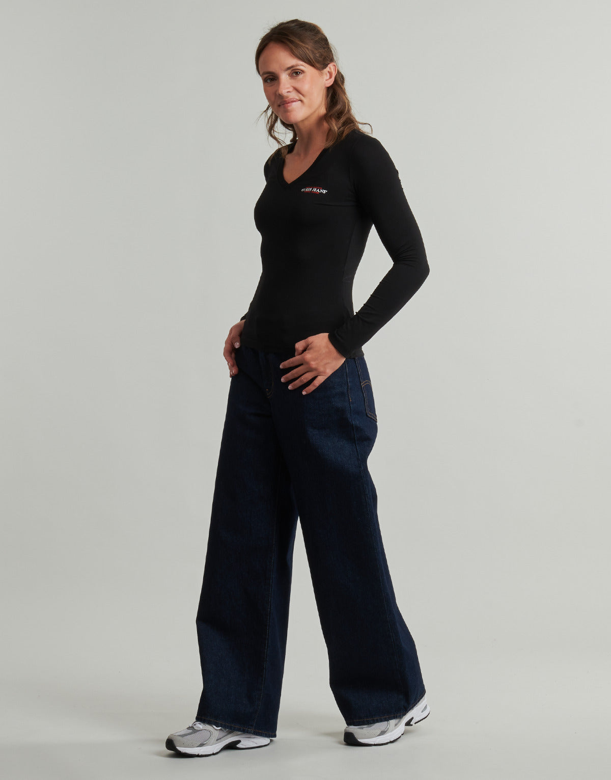 T-shirts a maniche lunghe Donna Guess  GJ LS VN SLIM MINI AMERICA  Nero