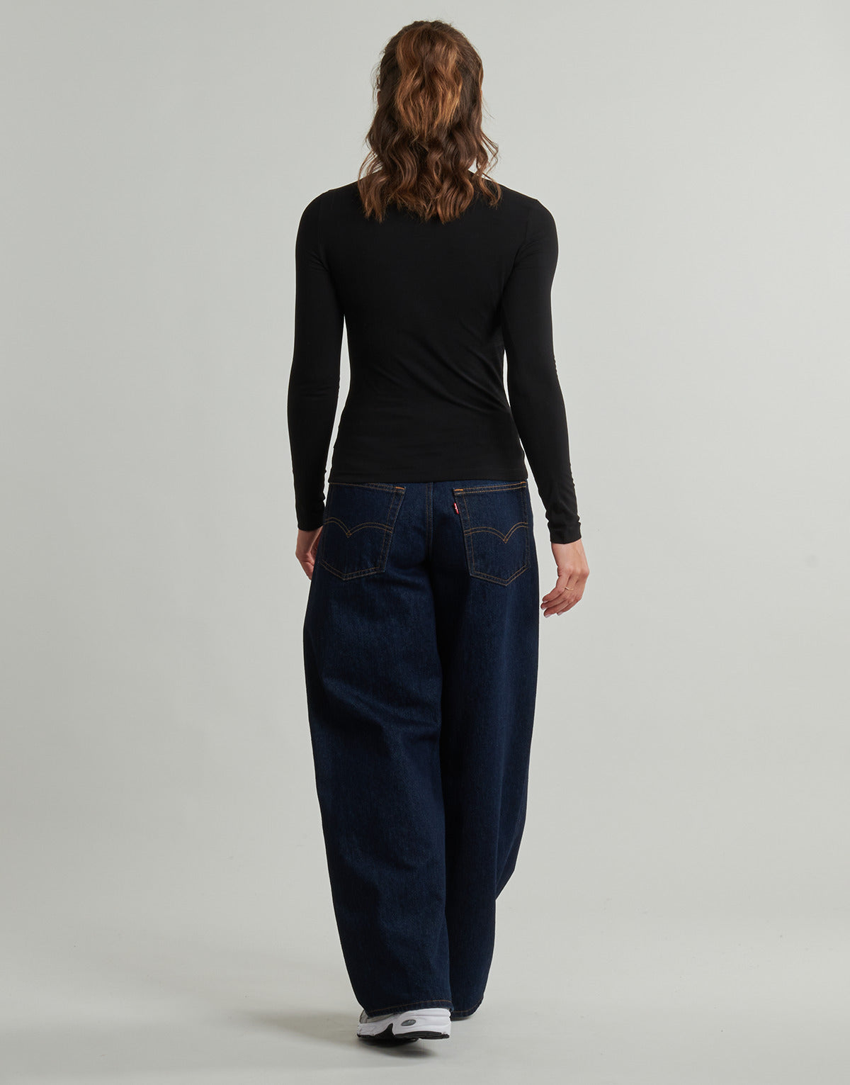 T-shirts a maniche lunghe Donna Guess  GJ LS VN SLIM MINI AMERICA  Nero