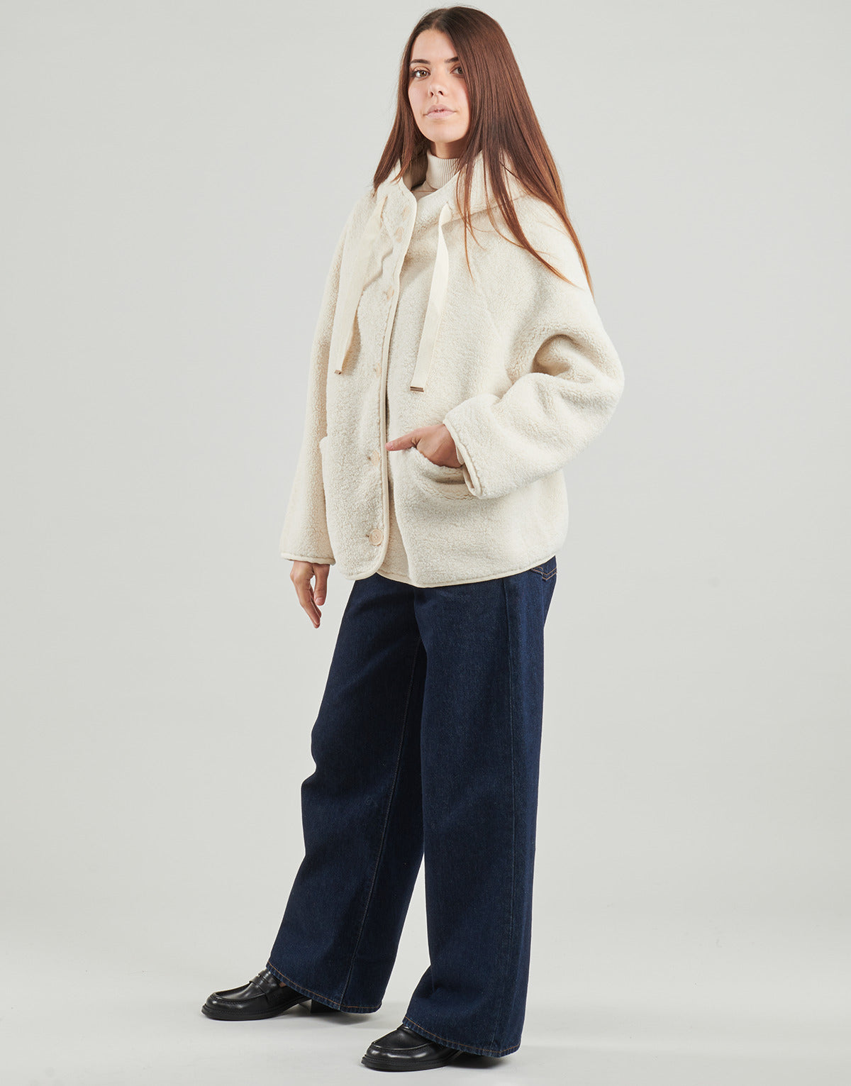 Mantella Donna Guess  AGNESE FAUX FUR  Bianco