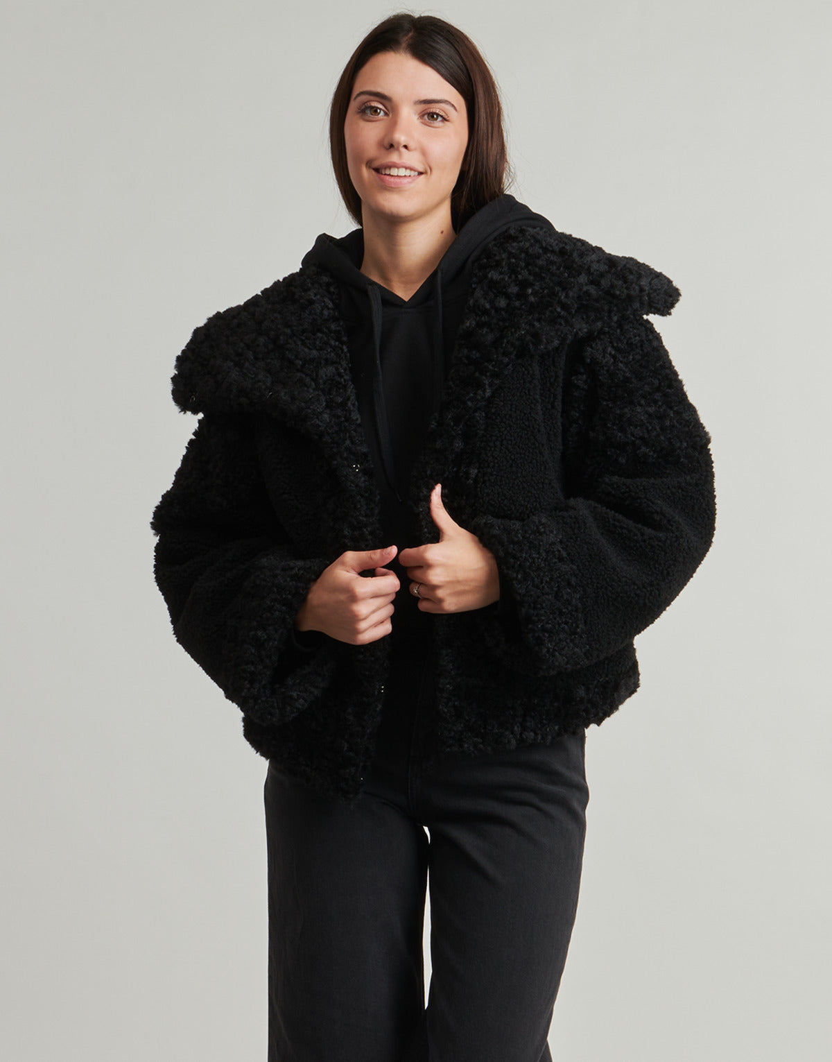 Giubbotto Donna Guess  EZRA OVERSIZE FAUX FURE  Nero