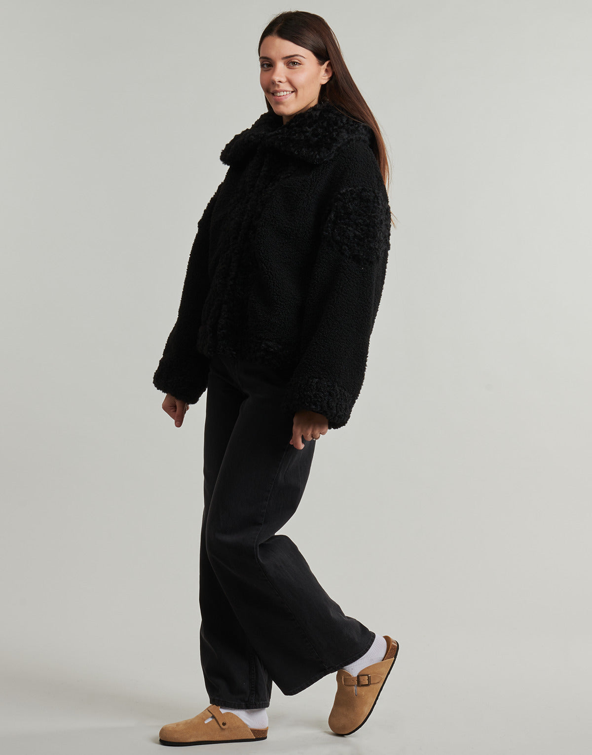 Giubbotto Donna Guess  EZRA OVERSIZE FAUX FURE  Nero