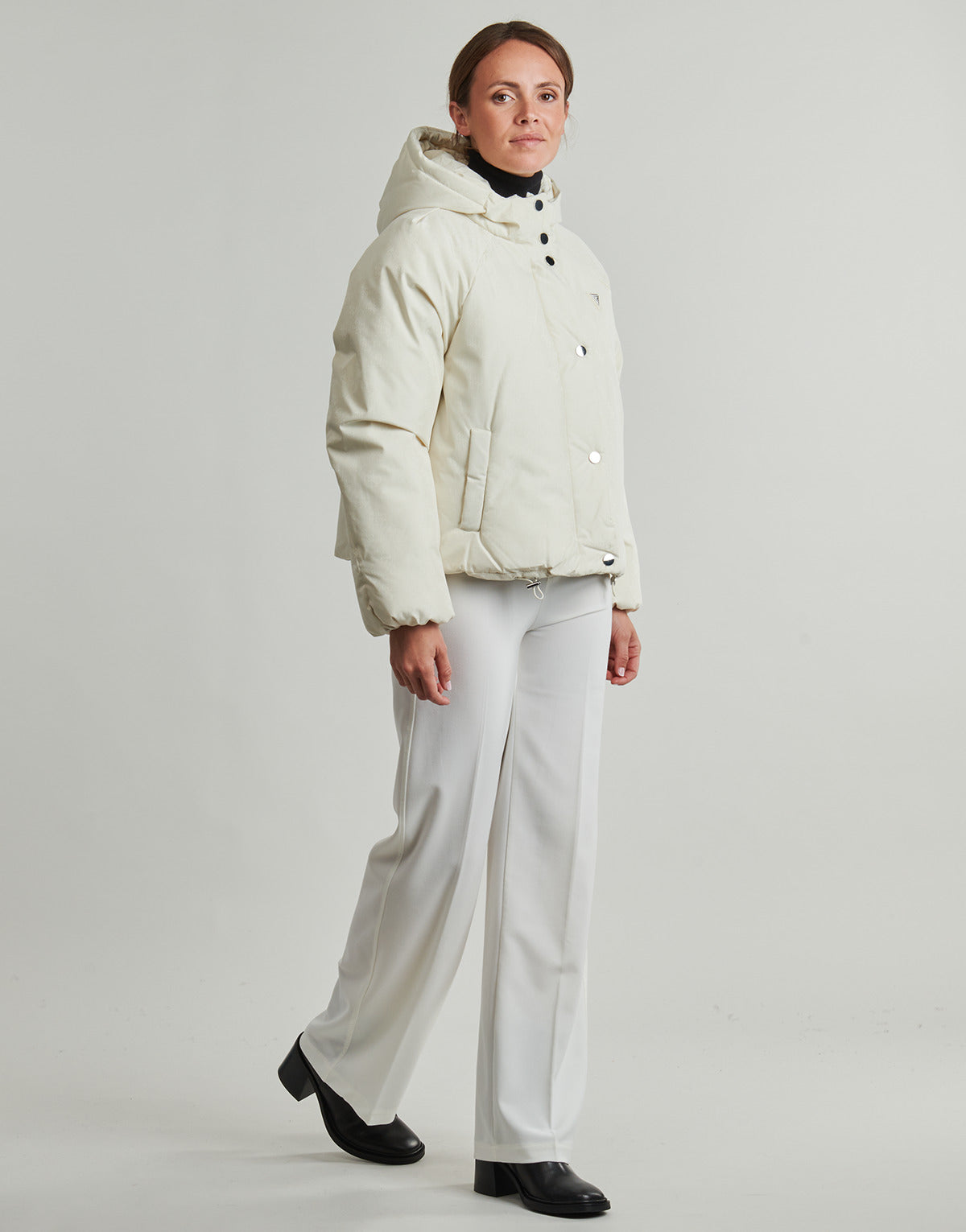 Piumino Donna Guess  4G BOXY PUFFER  Beige