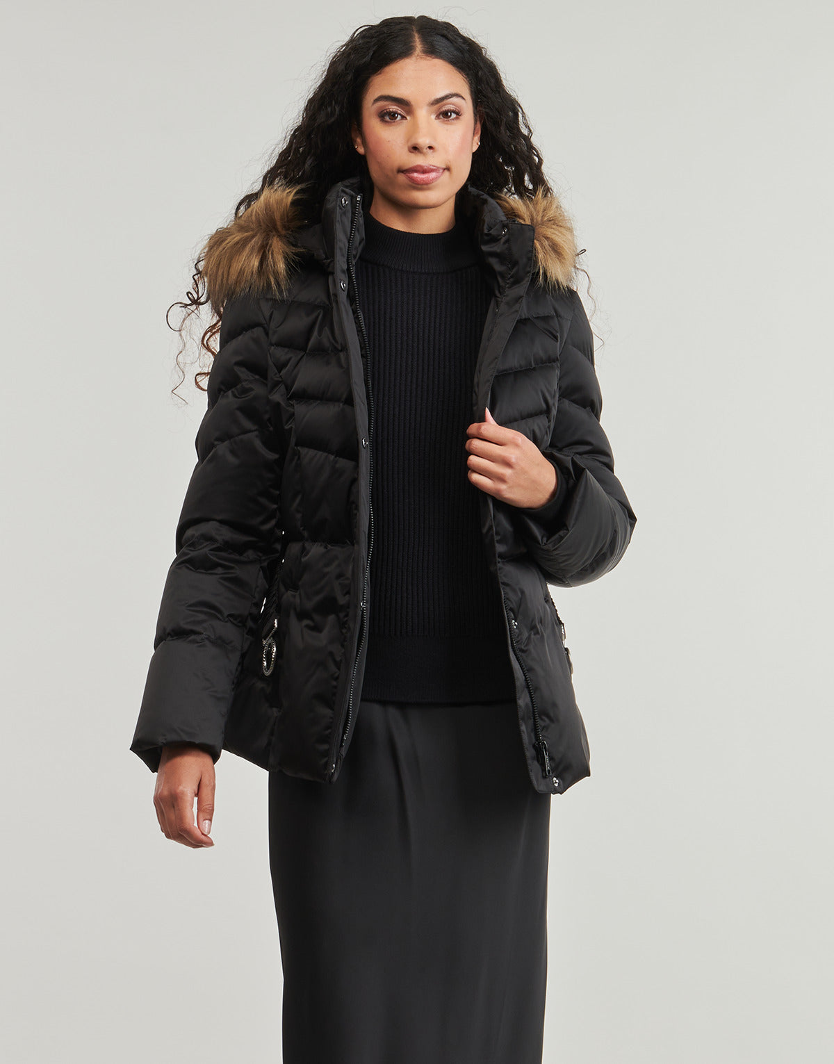 Piumino Donna Guess  MARINA SHORT  Nero