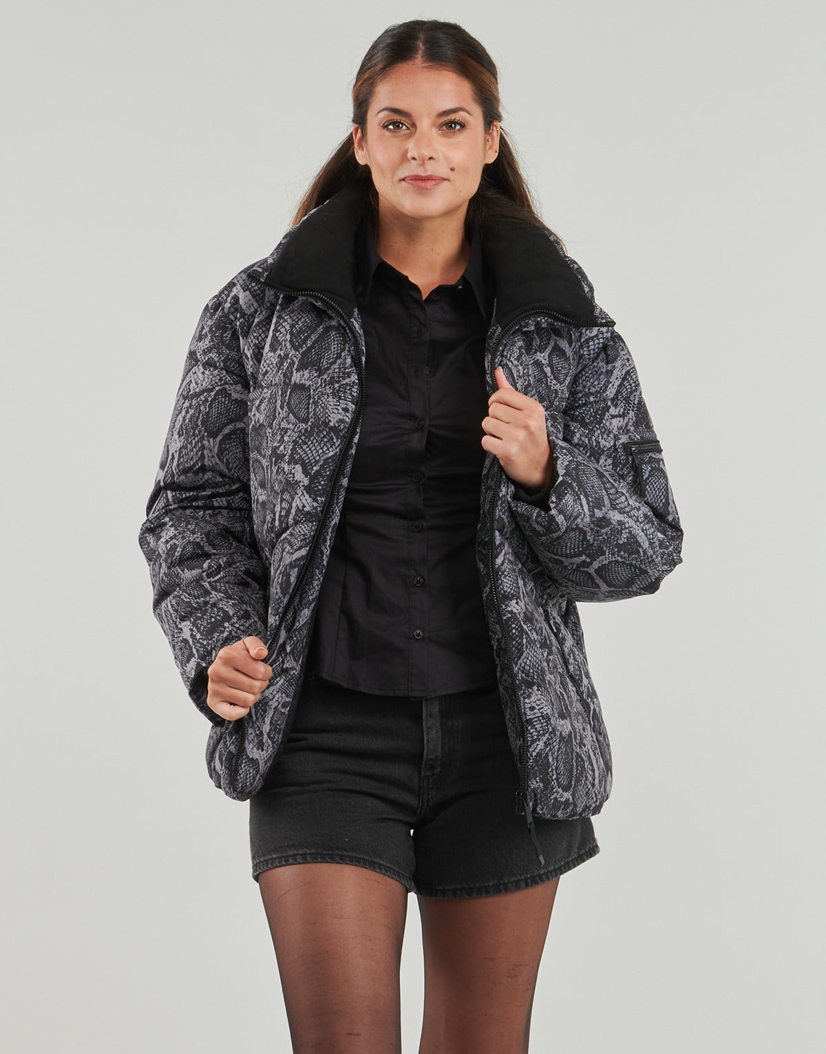 Piumino Donna Guess  MARTINA PRINT CROP  Grigio