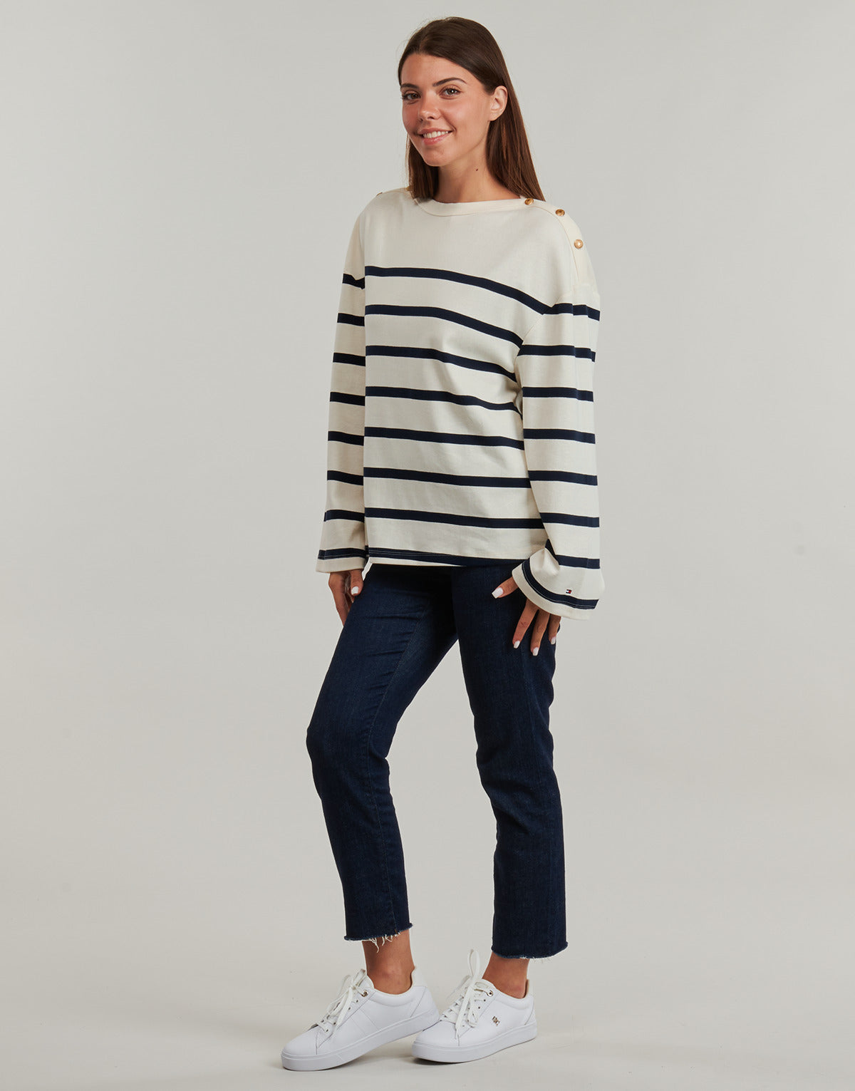 T-shirts a maniche lunghe Donna Tommy Hilfiger LWK GOLD BUTTON BOAT-NK LS TEE Bianco