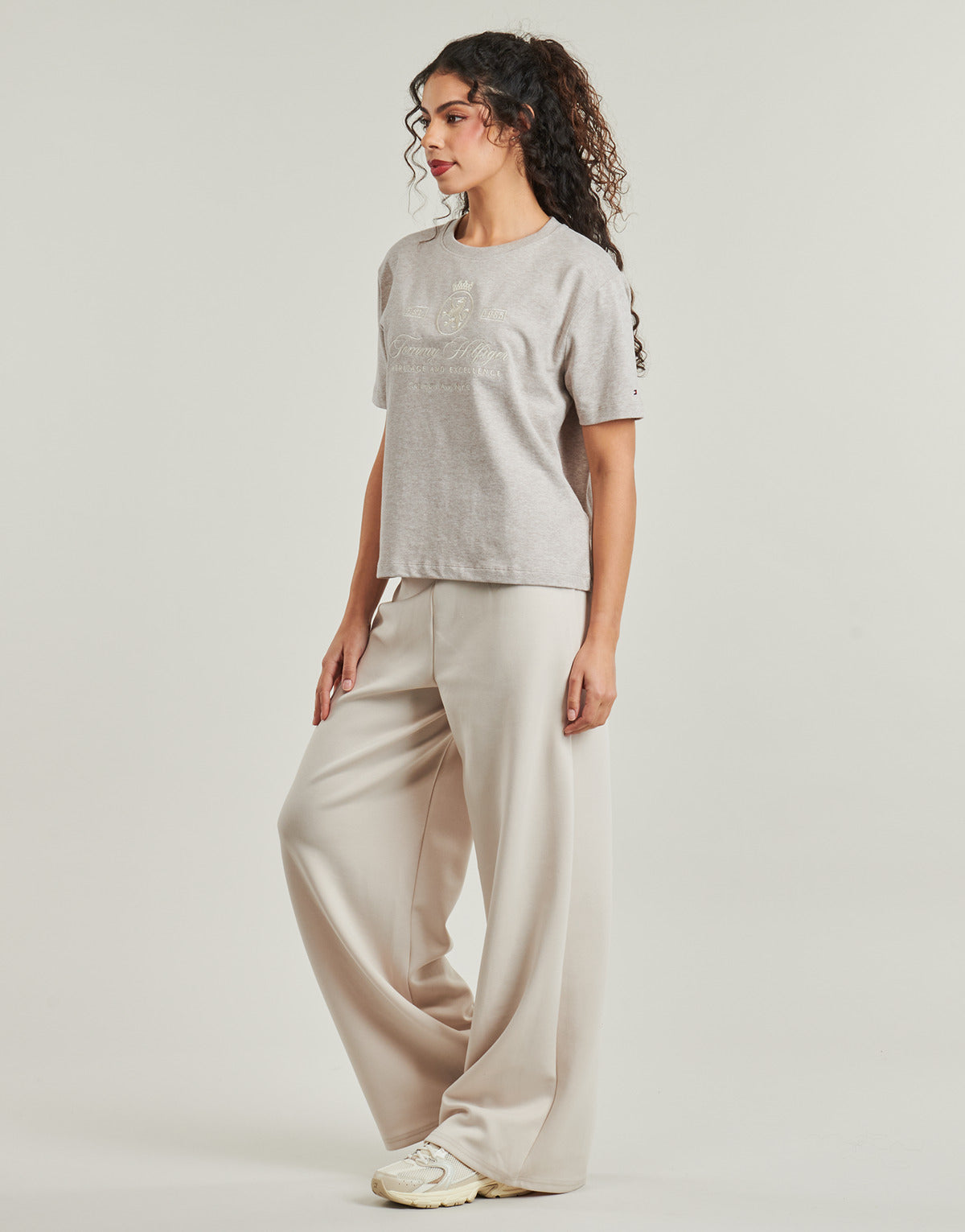 T-shirt Donna Tommy Hilfiger  VARSITY CREST RLX SS TEE  Grigio