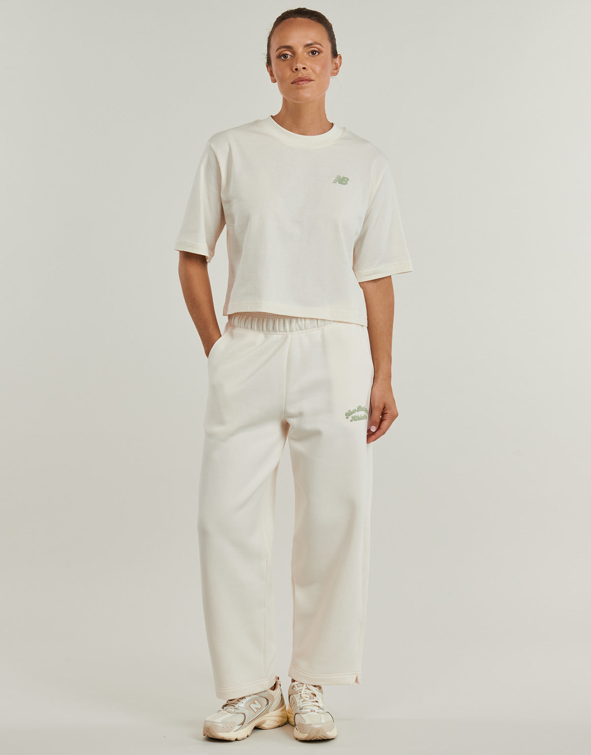 Pantaloni Sportivi Donna New Balance  LINEAR HERITAGE FLEECE BARREL LEG PANT  Beige