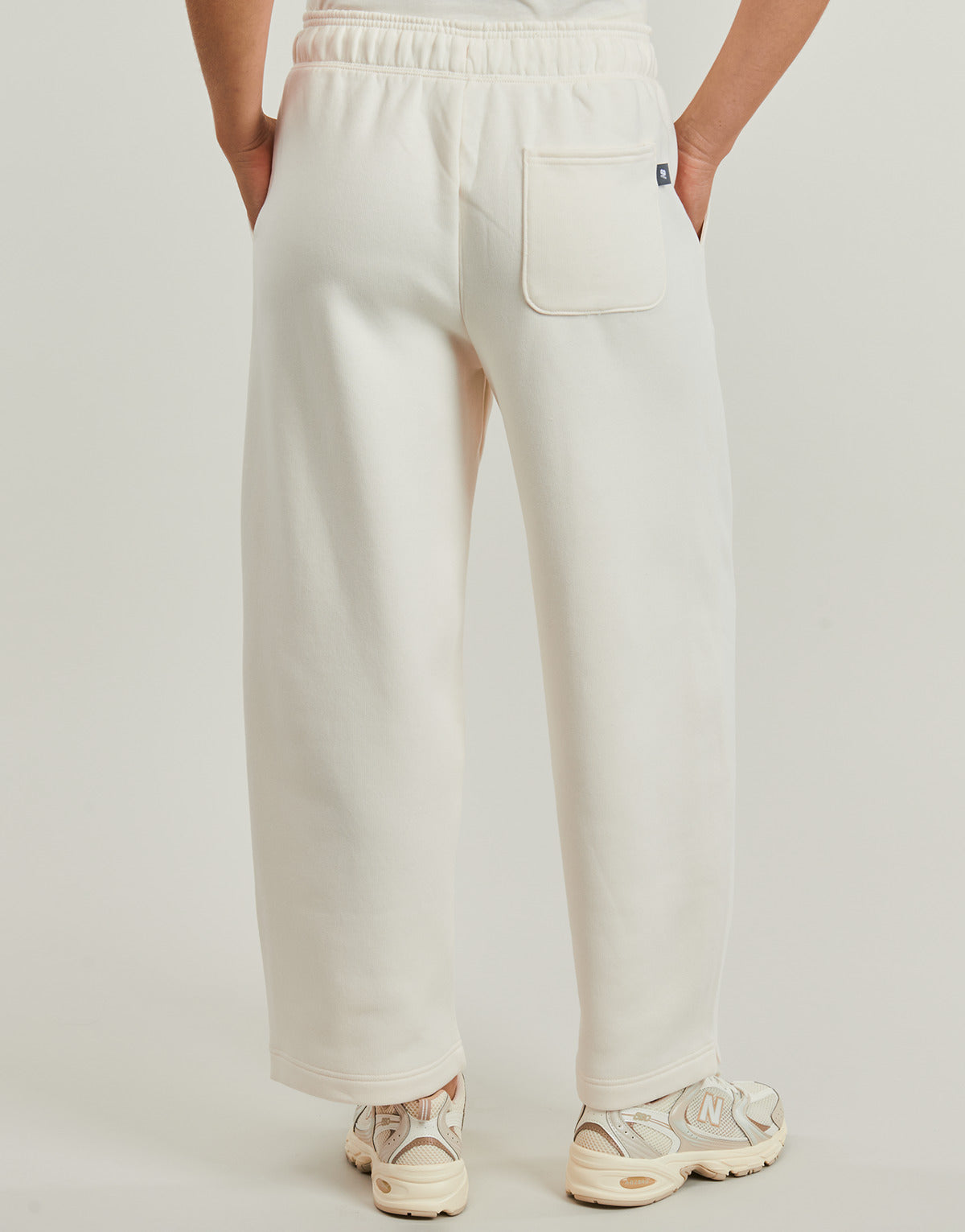 Pantaloni Sportivi Donna New Balance  LINEAR HERITAGE FLEECE BARREL LEG PANT  Beige