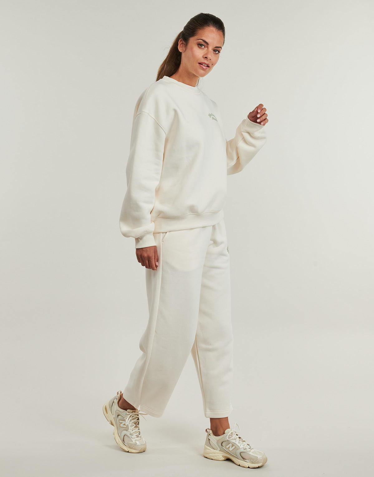 Felpa Donna New Balance  LINEAR HERITAGE FLEECE CREW  Beige