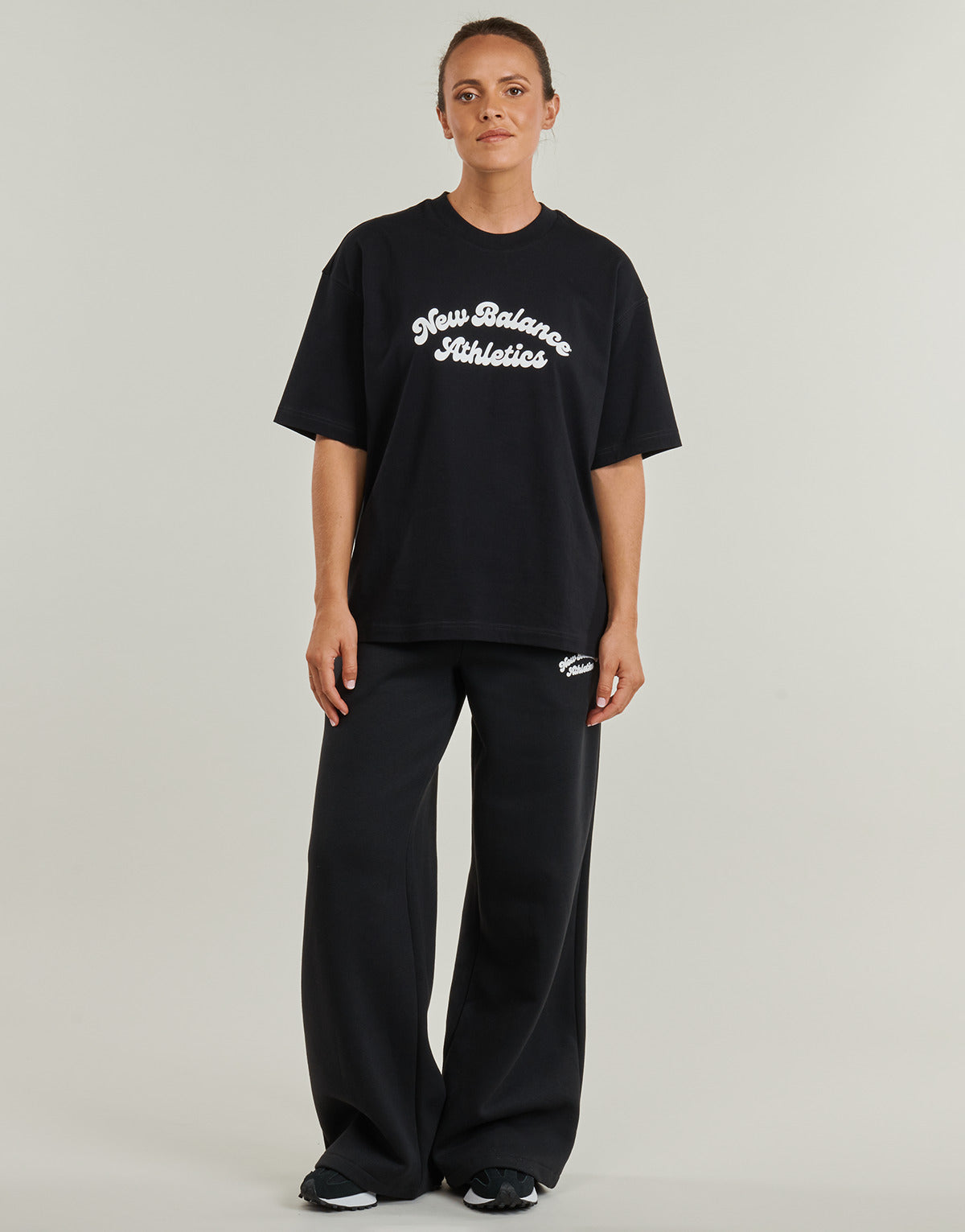 Pantaloni Sportivi Donna New Balance  LINEAR HERITAGE FLEECE WIDE LEG PANT  Nero