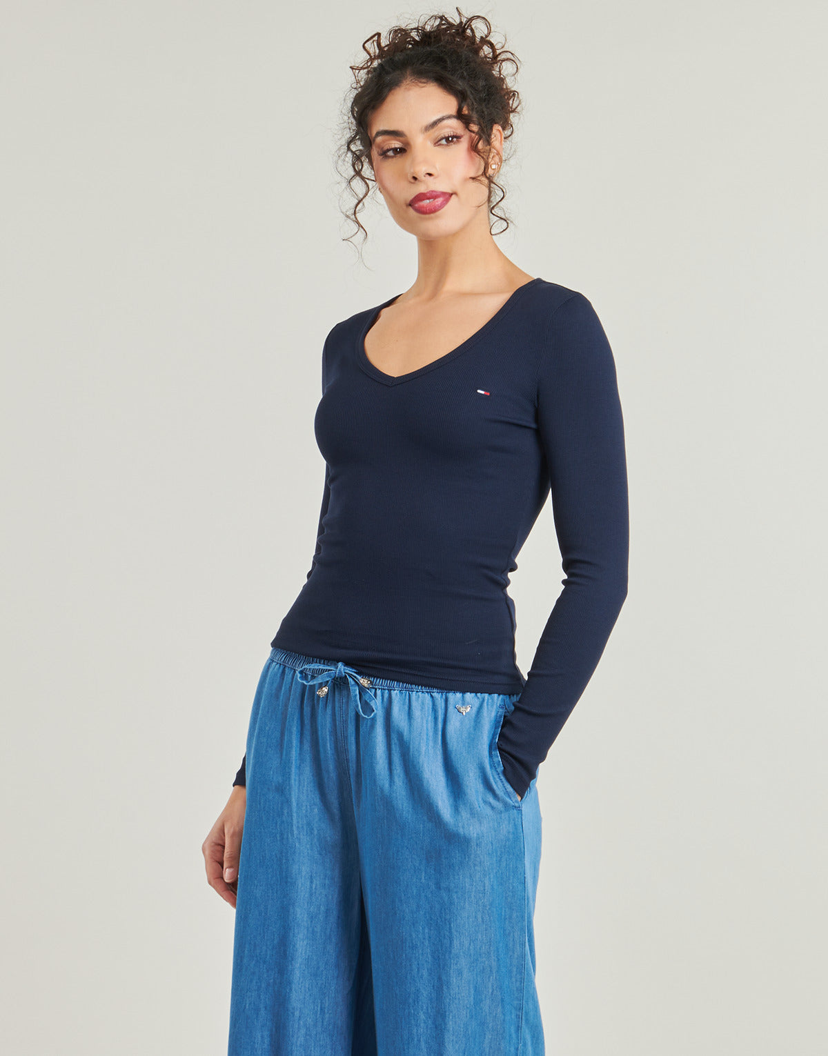 T-shirts a maniche lunghe Donna Tommy Jeans  TJW SLIM ESSENTIAL RIB V LS  Marine