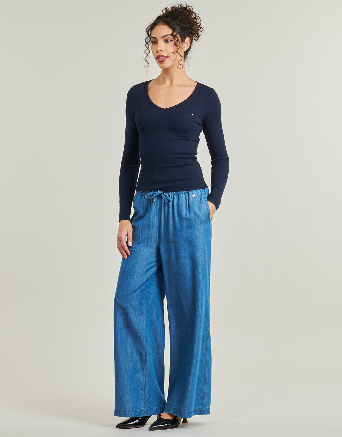 T-shirts a maniche lunghe Donna Tommy Jeans  TJW SLIM ESSENTIAL RIB V LS  Marine