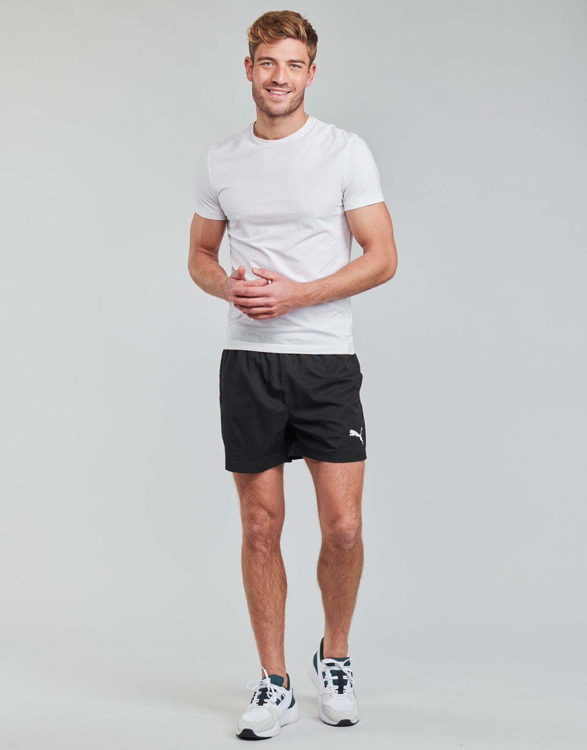 Pantaloni corti Uomo Puma  ESS ACTIVE WOVEN SHORT  Nero