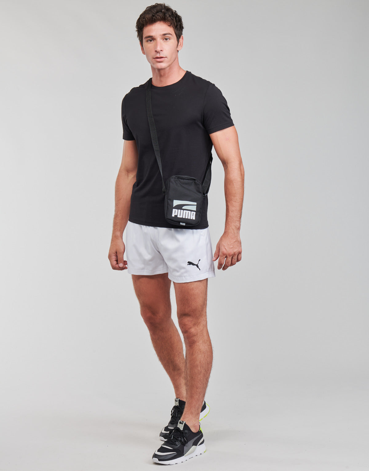 Pantaloni corti Uomo Puma  ESS ACTIVE WOVEN SHORT  Bianco